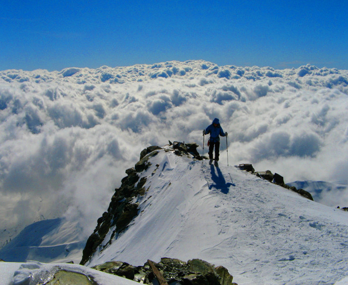Un matelas cotonneux et mouvant recouvre les montagnes