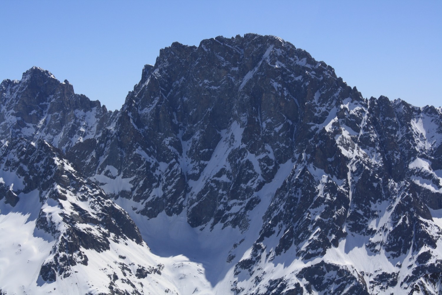 L'impressionnante paroi NW de l'Ailefroide