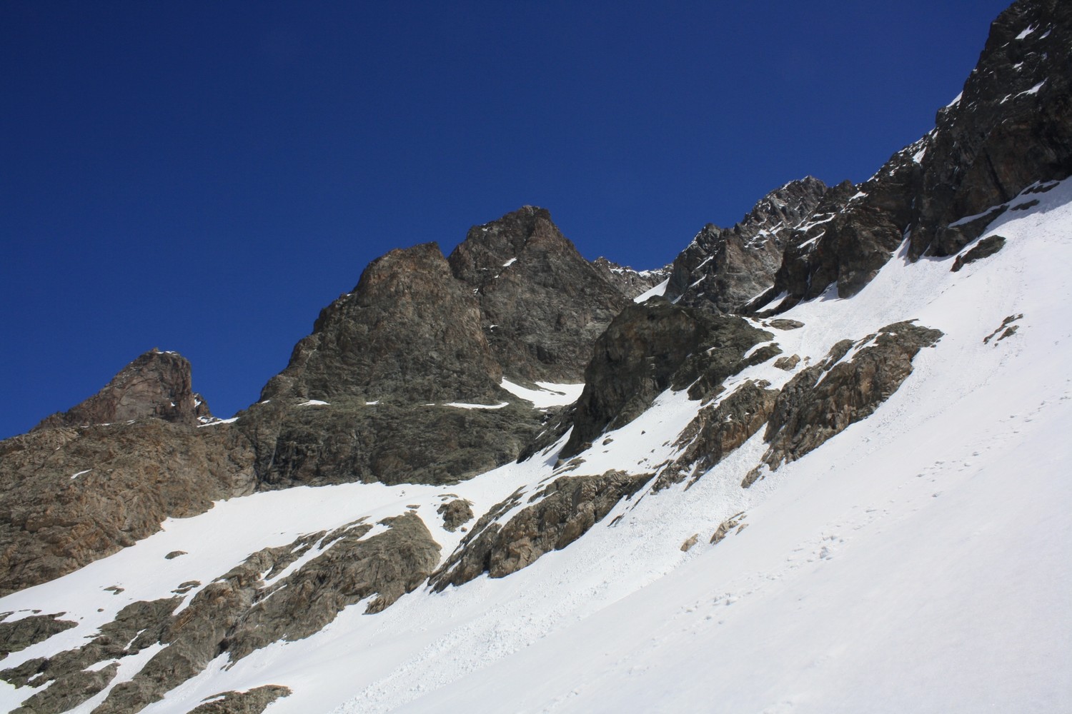 Le milieu du versant NW du Col de l'Encoula de Petit Pierre