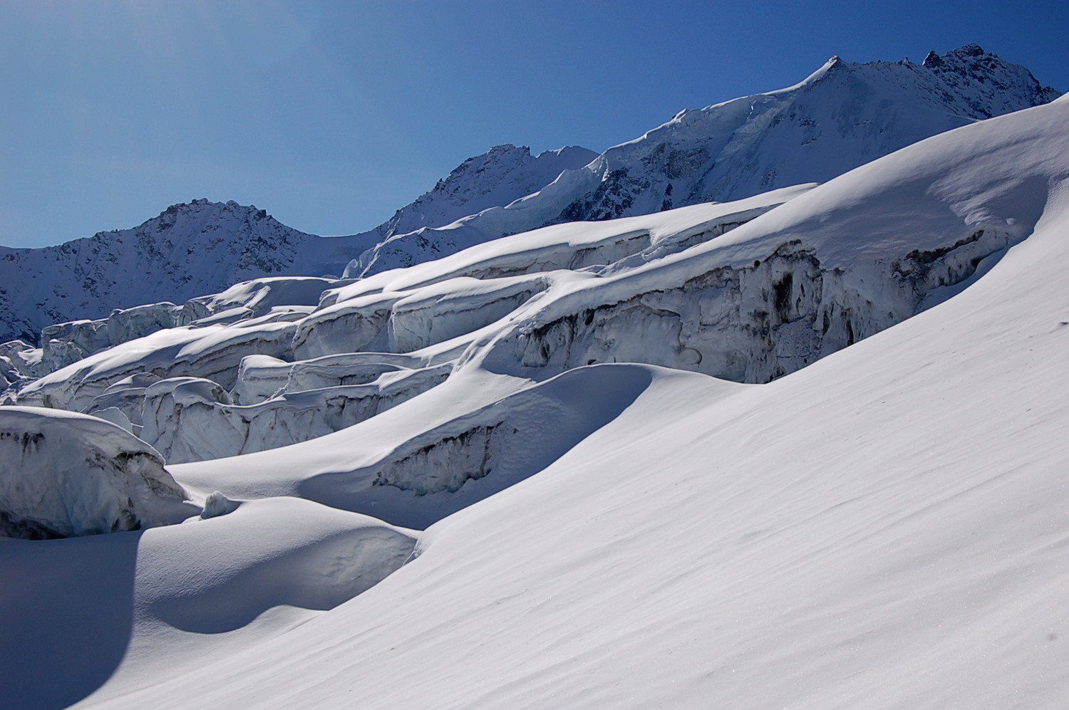 Glacier de Moming, dominé à droite par le Rothorn de Zinal
