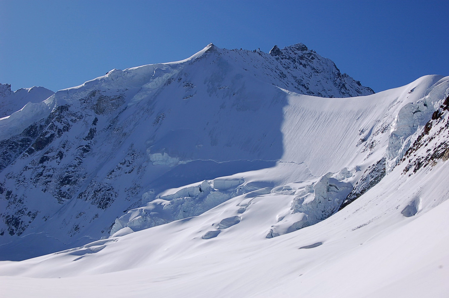 Face nord du Rothorn de Zinal, dominant le glacier de Moming