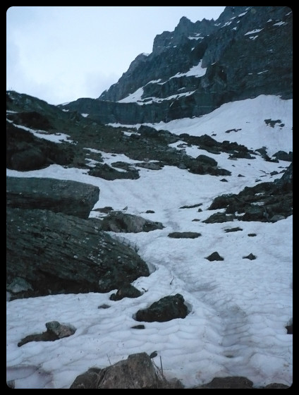 En suivant le chemin d'été, on chausse sous le névé caractéristique