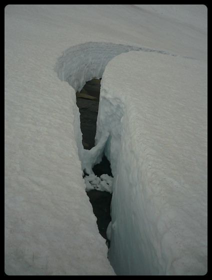 Sur le bas du "glacier" du Folly, un gros décrochement de 50 mètres de long pour 3 de profondeur...