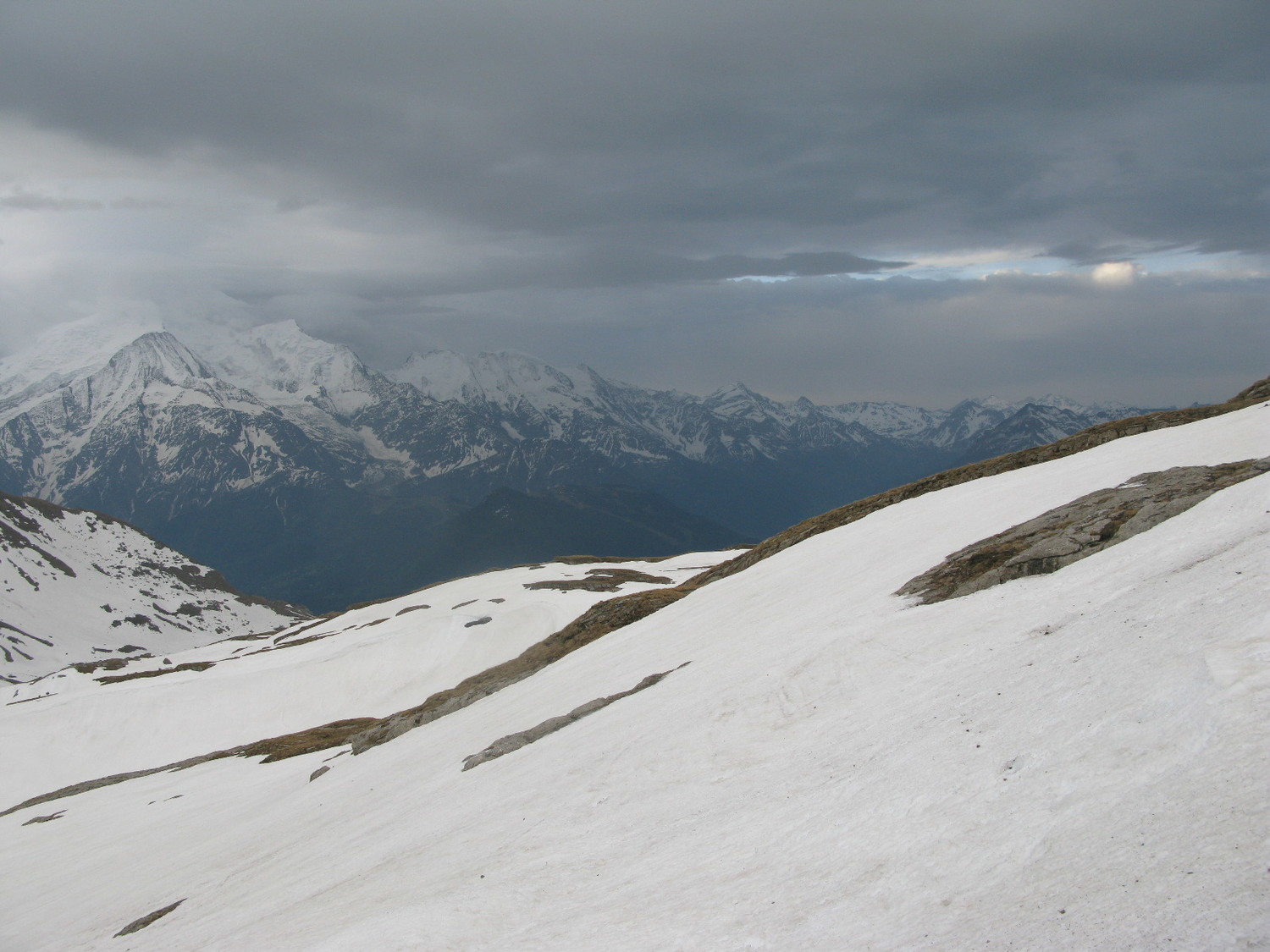Le massif du Mont-Blanc bien chargé ...