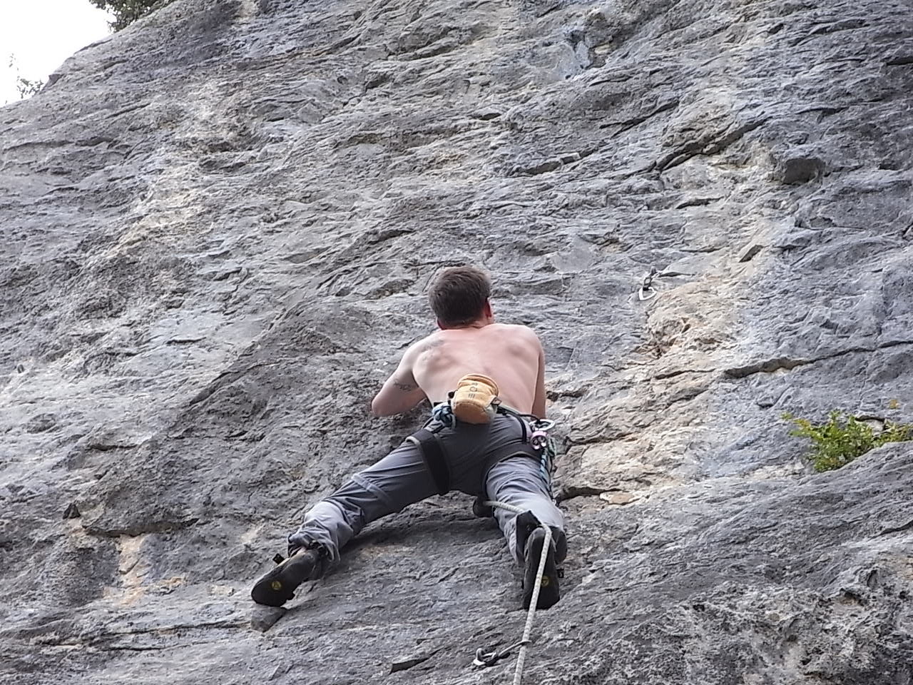 Space Monkey avec la corde derrière la jambe