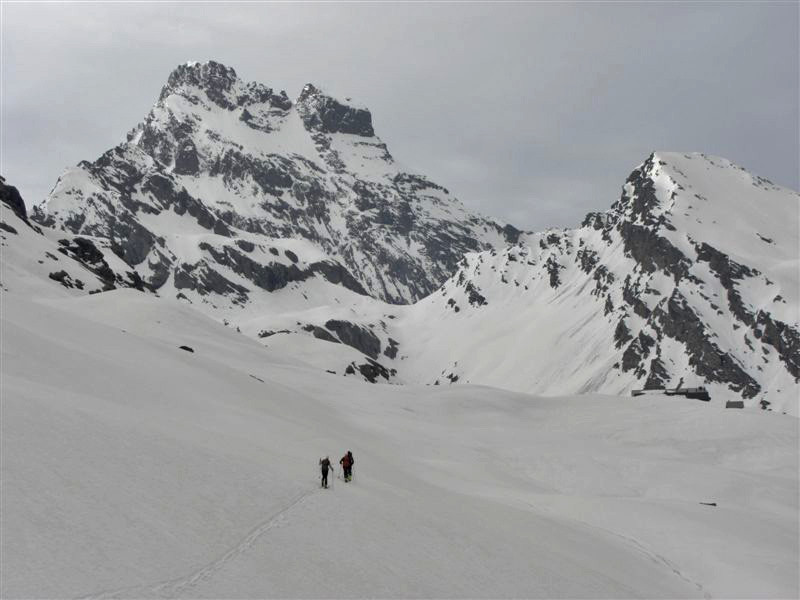 Vers le refuge du Viso face au Viso et à la Pointe Jo