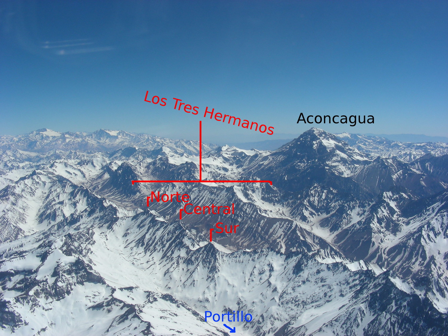 Le Cerro Tres Hermanos vu d'avion (faces W)
