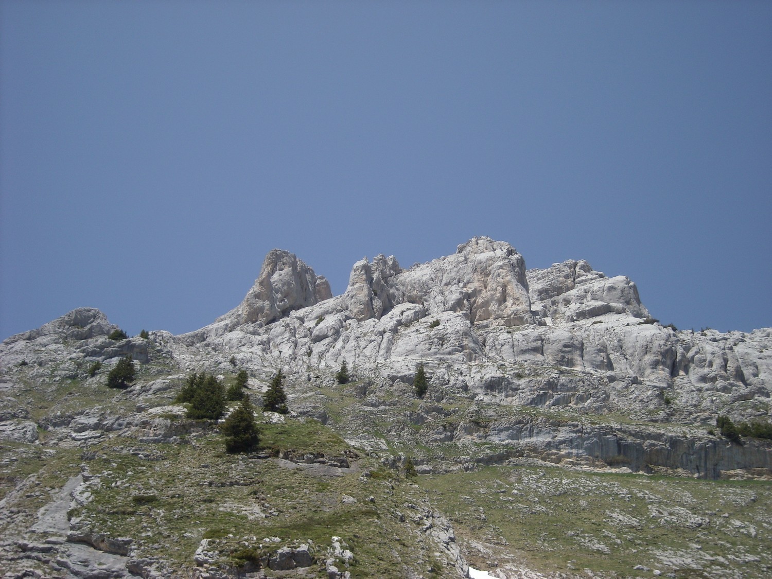 Les pointes du midi : la voie se situe à gauche du second pilier sur la gauche de l'image.