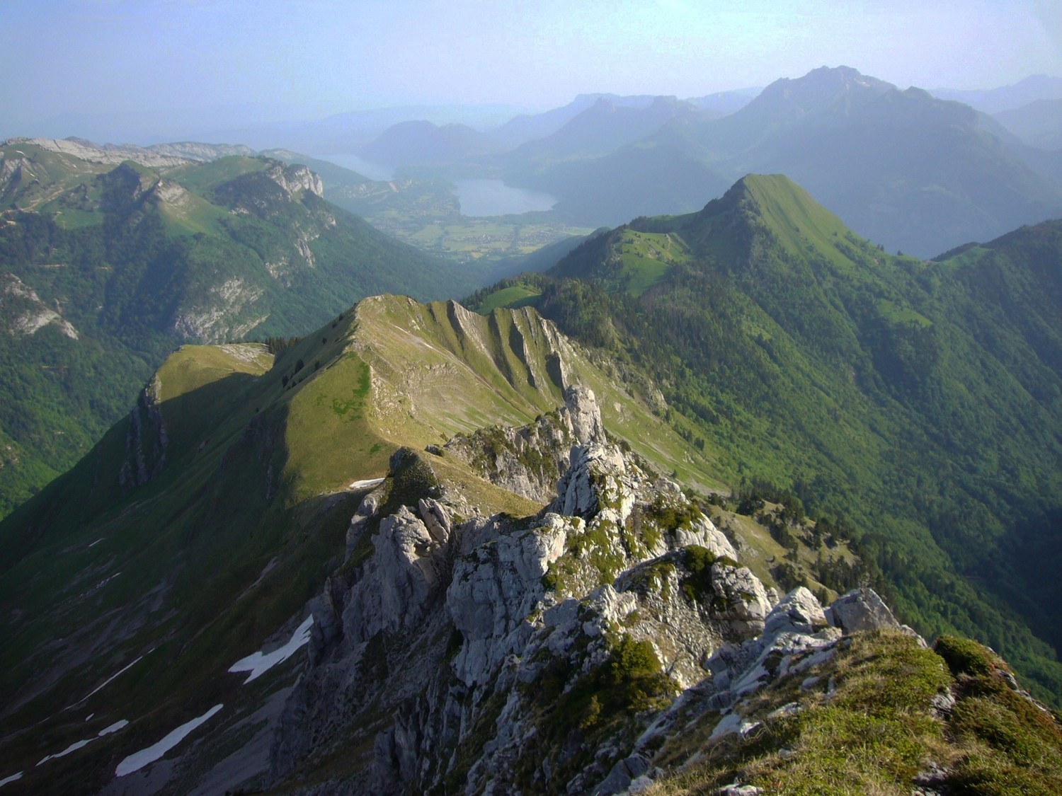 Peu après le début de l'arête, vue sur le col de Curtillet et le lac d'Annecy.
