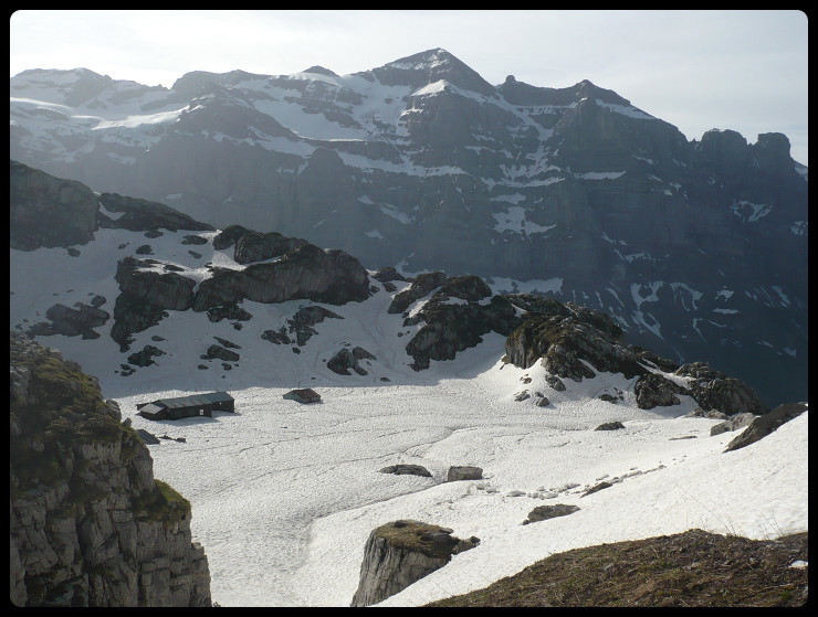 Anvien efuge de la Vogealle (le nouveau est plus à gauche) vu depuis els gorges et en face l'imposant Pic de Tenneberge