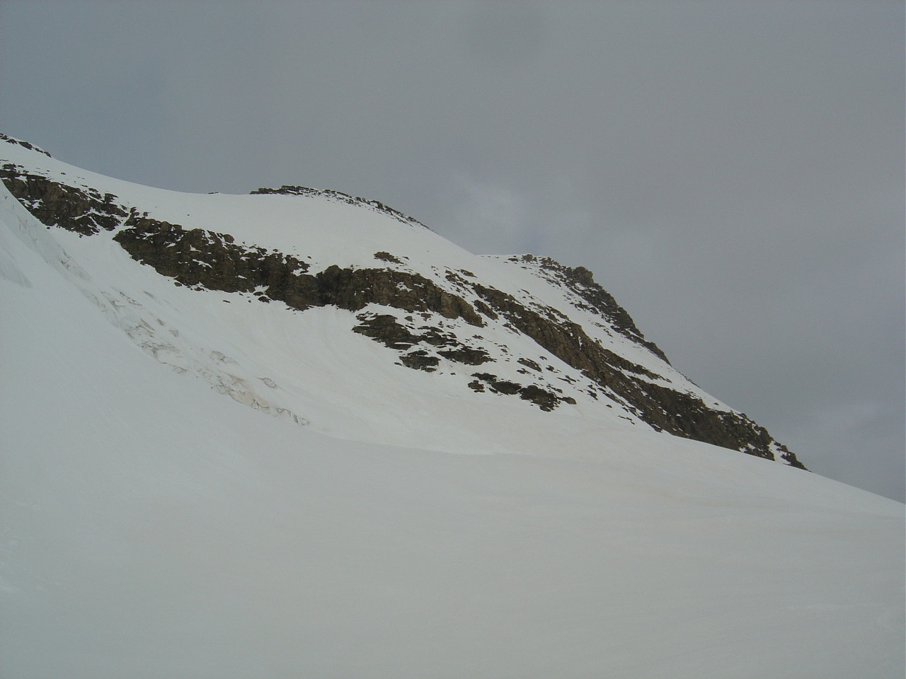 Au pied de la face E de l'Albaron. Au centre, le passage peu enneigé de la barre