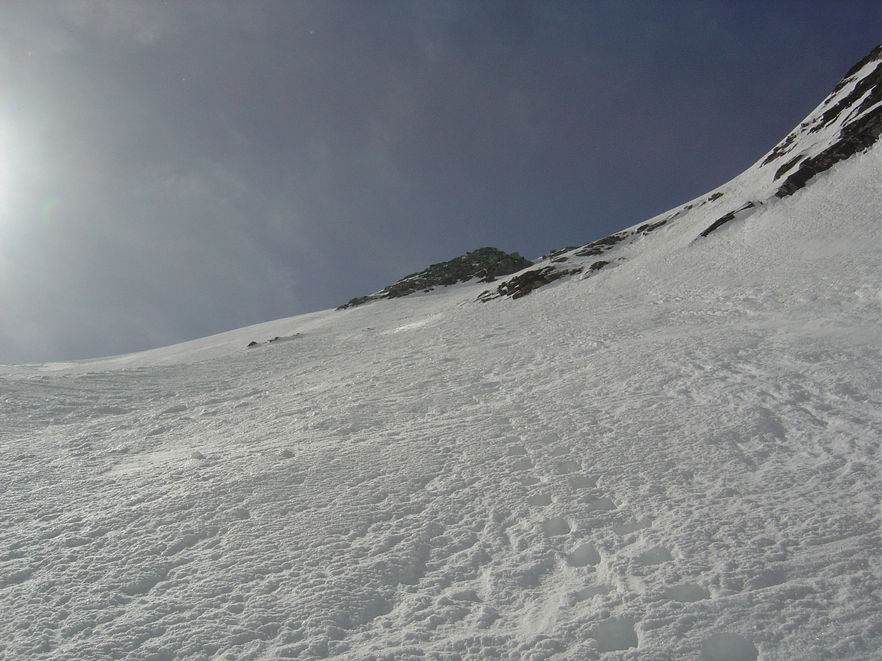 Après le départ direct du sommet, je rejoins la neige dure de la "piste"...