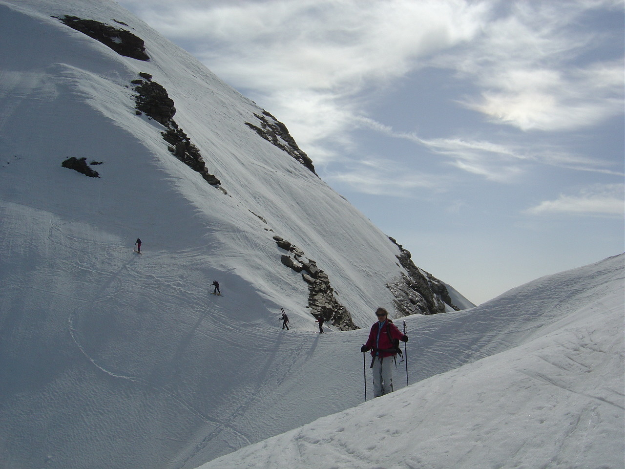 Au collet précédant la pente sommitale, Marianne aborde le glacier du Grand Méan