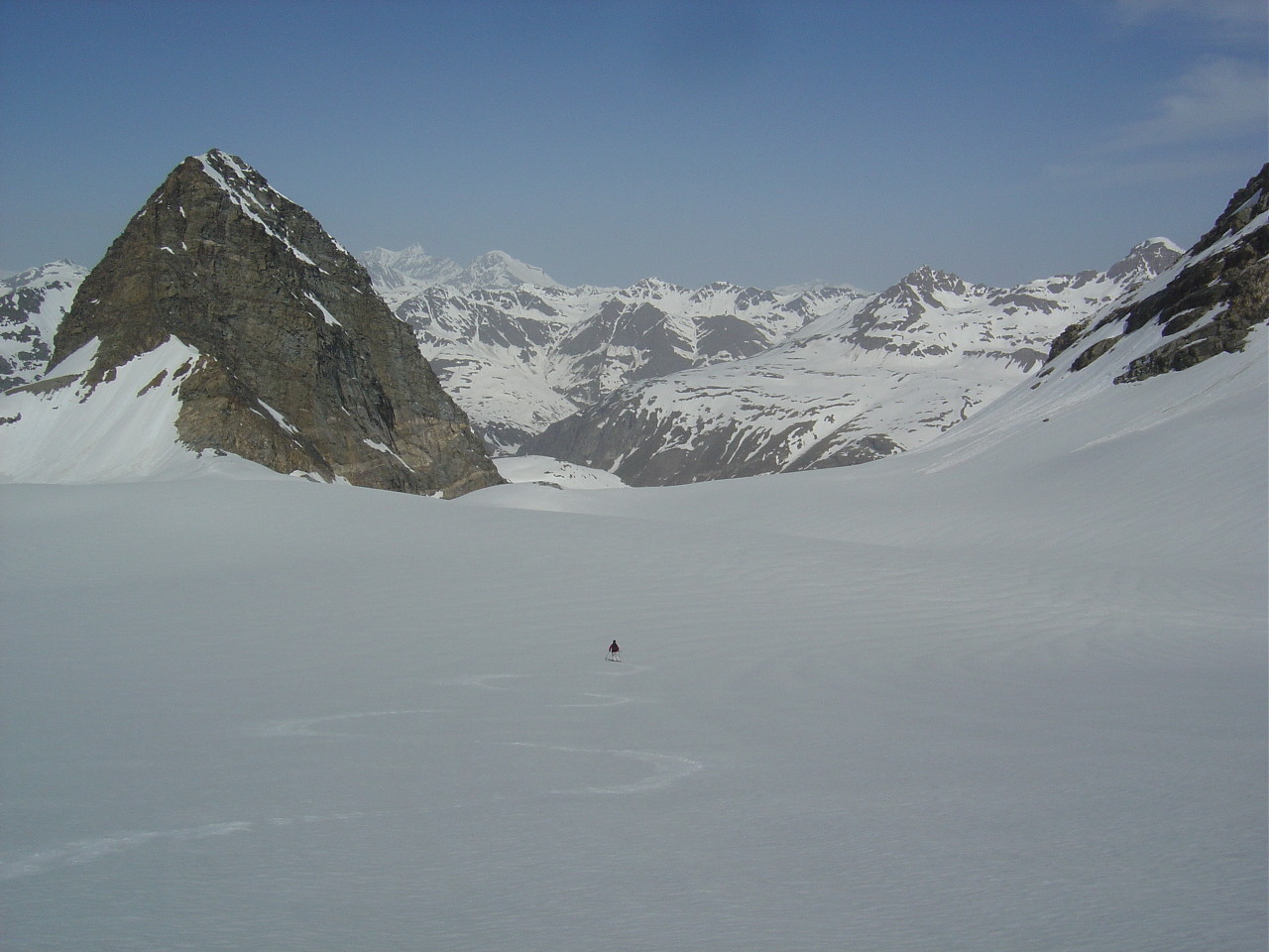 Le Mont Séti prend garde au bas du glacier du Grand Méan