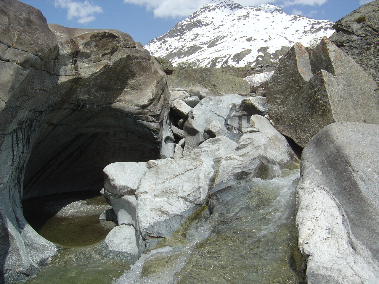 L'Arc ou plutôt les eaux de l'Arc façonnent le gneiss
