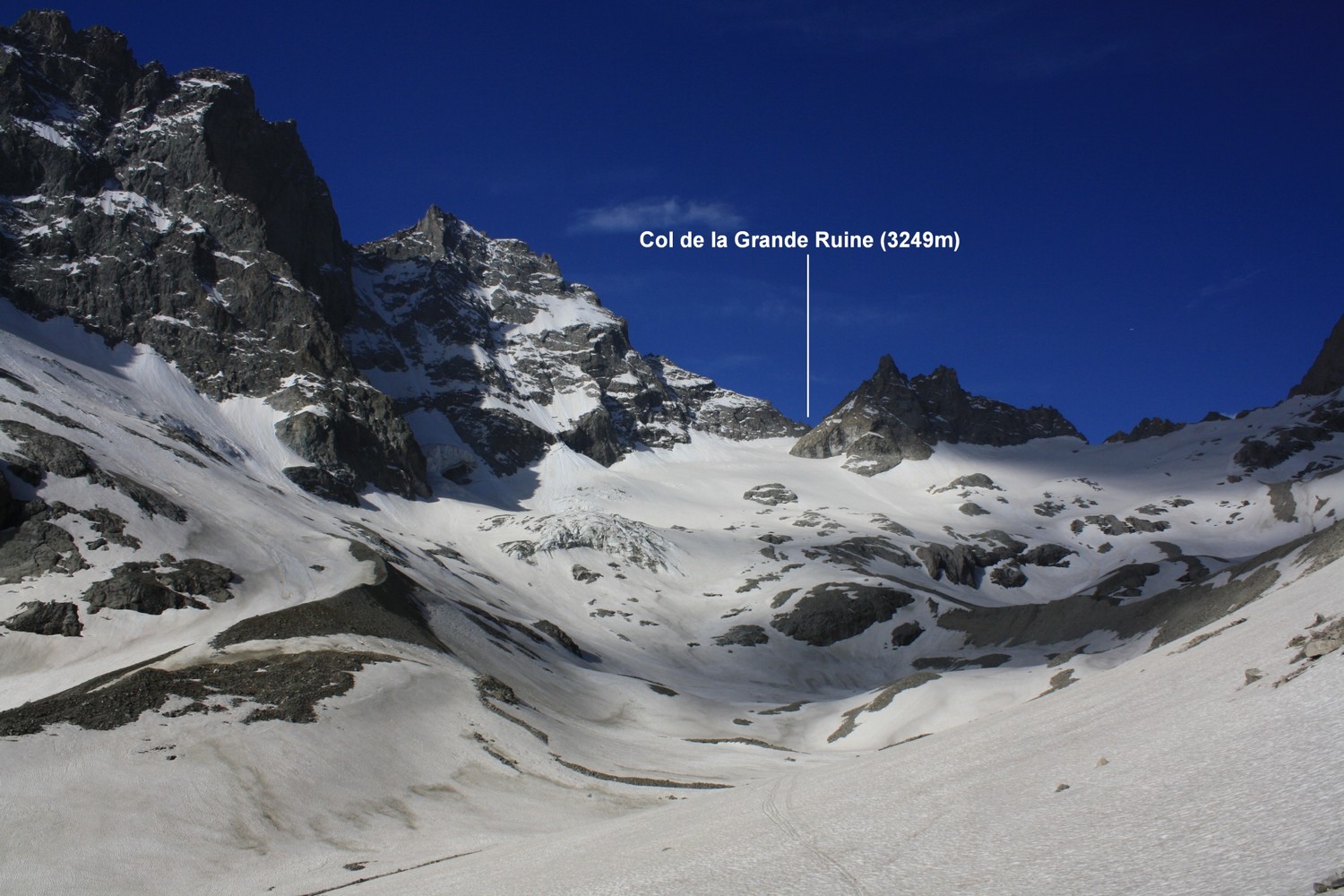 Le Col de la Grande Ruine vu du Vallon du Clot des Cavales
