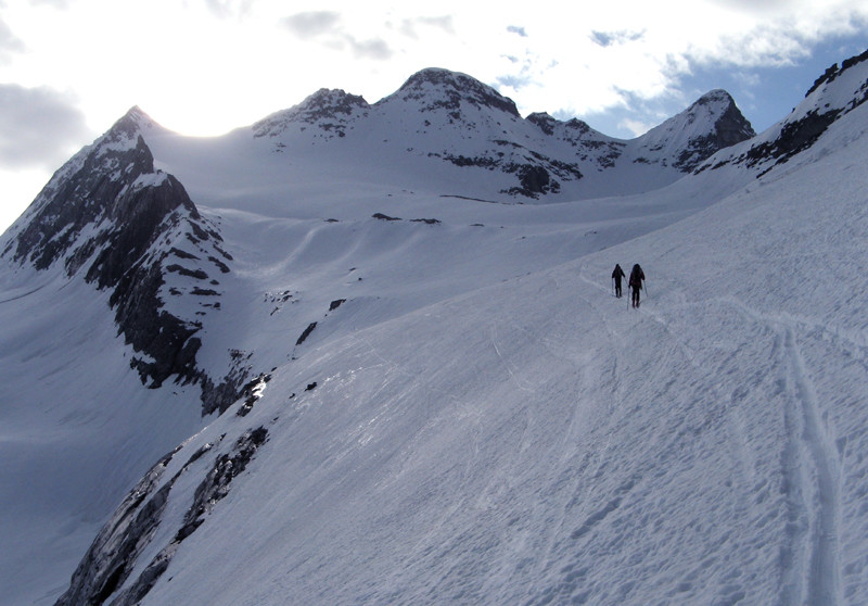 Le soleil levant resplendit au-dessus du Breithornpass