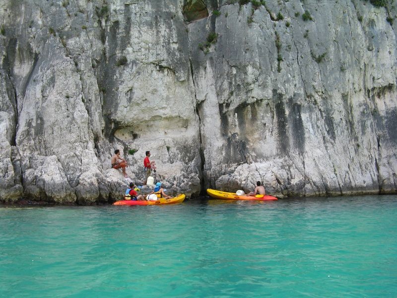 On se prépare après le débarquement du Kayak