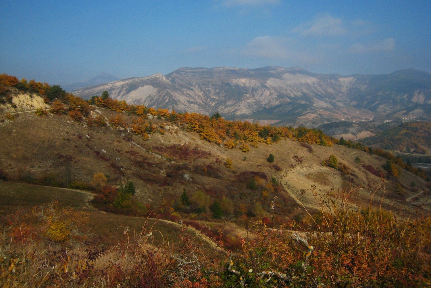 Couleurs d'automne. Au fond à D : Grand Ranc. Tout au fond à G : But St Genix.
