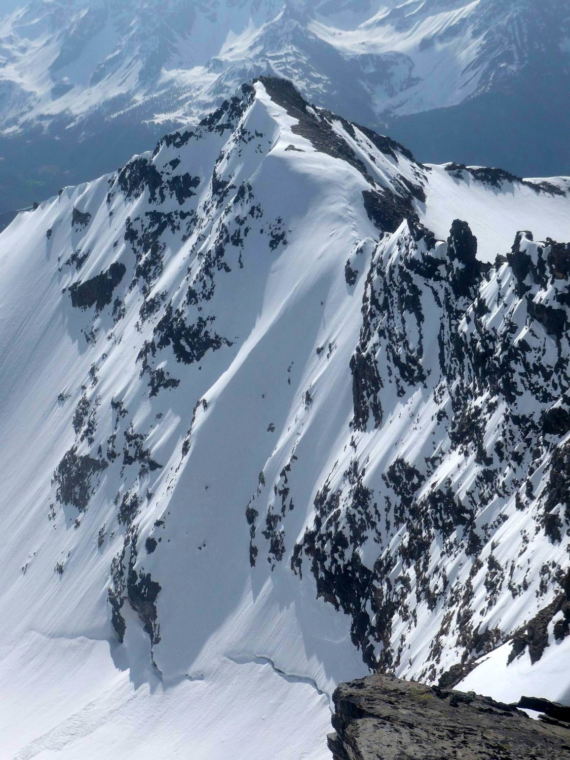 noi che scendiamo la NW del Piz Caral fotografata dal Cambrena