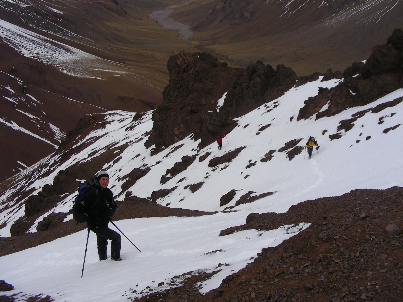 Rodeando las rocas por la ladera E: ¡Mucha nieve honda!