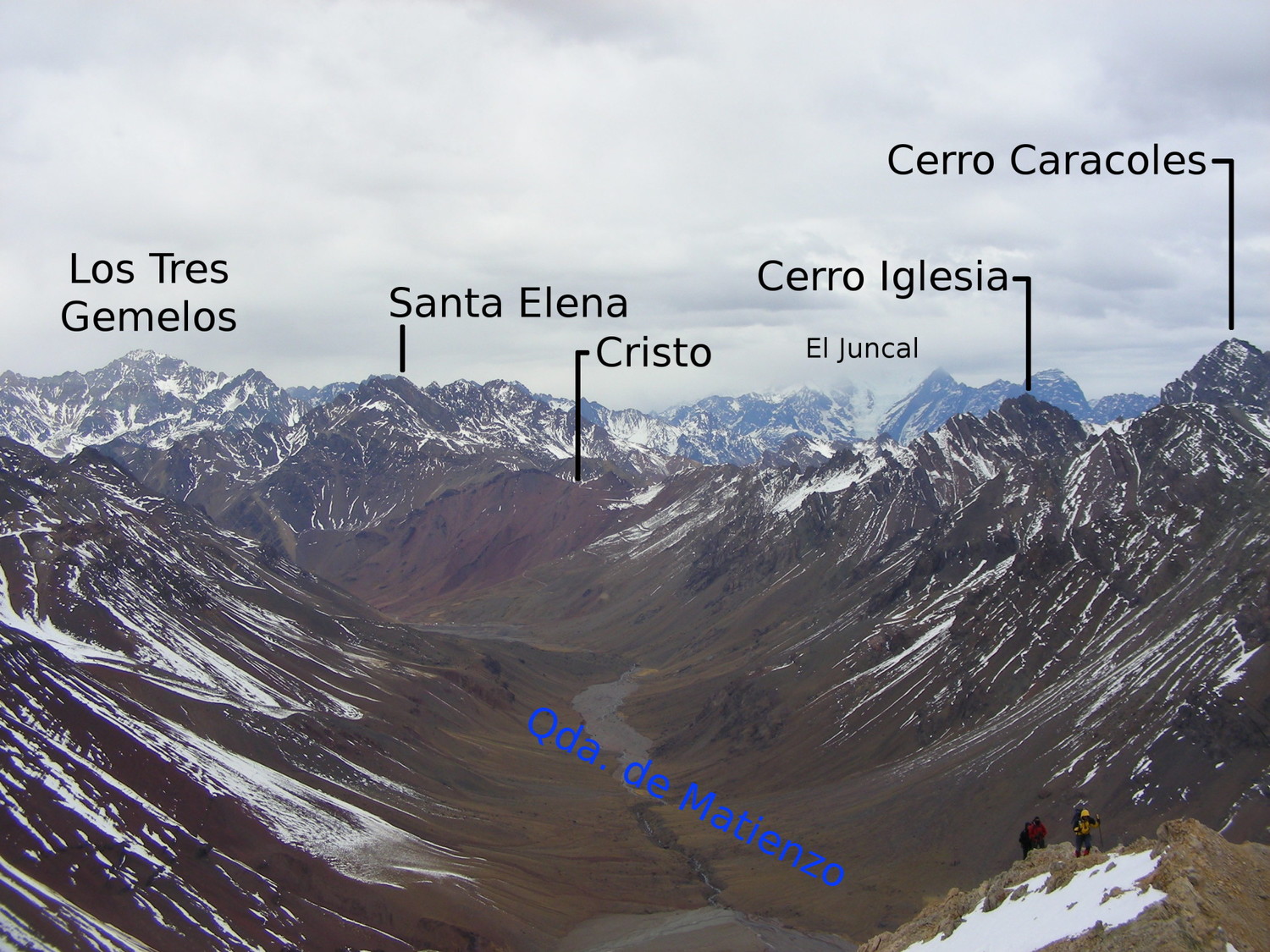 Llegando a la cumbre del Pedro Zanni: la vista hacia el S