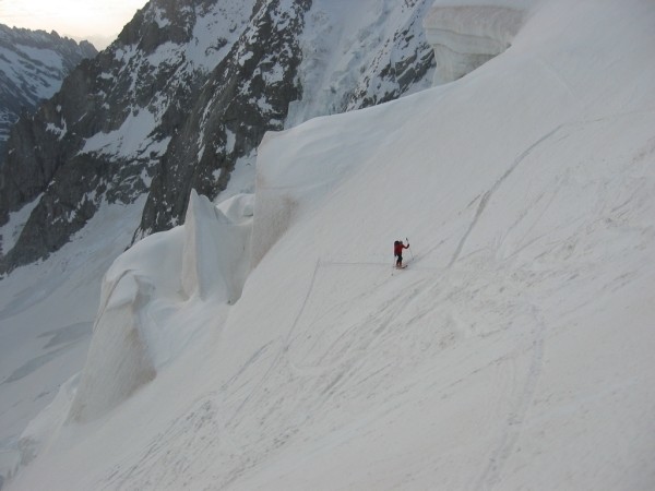 Salendo al Nesthorn. Sul ripido tratto alto del Beichgletscher pocoprima dell'uscita.