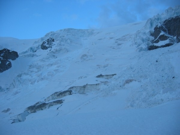 Salendo al Nesthorn. Il tormentato versante di salita sul Beichgletscher