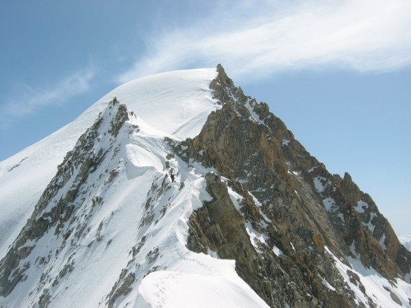 Salendo al Nesthorn. Tracce sulla cresta affilata.