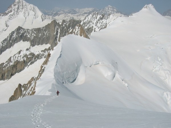Poco sotto la cima del Nesthorn. Sullo sfondo il Bietschhorn e il Breithorn.