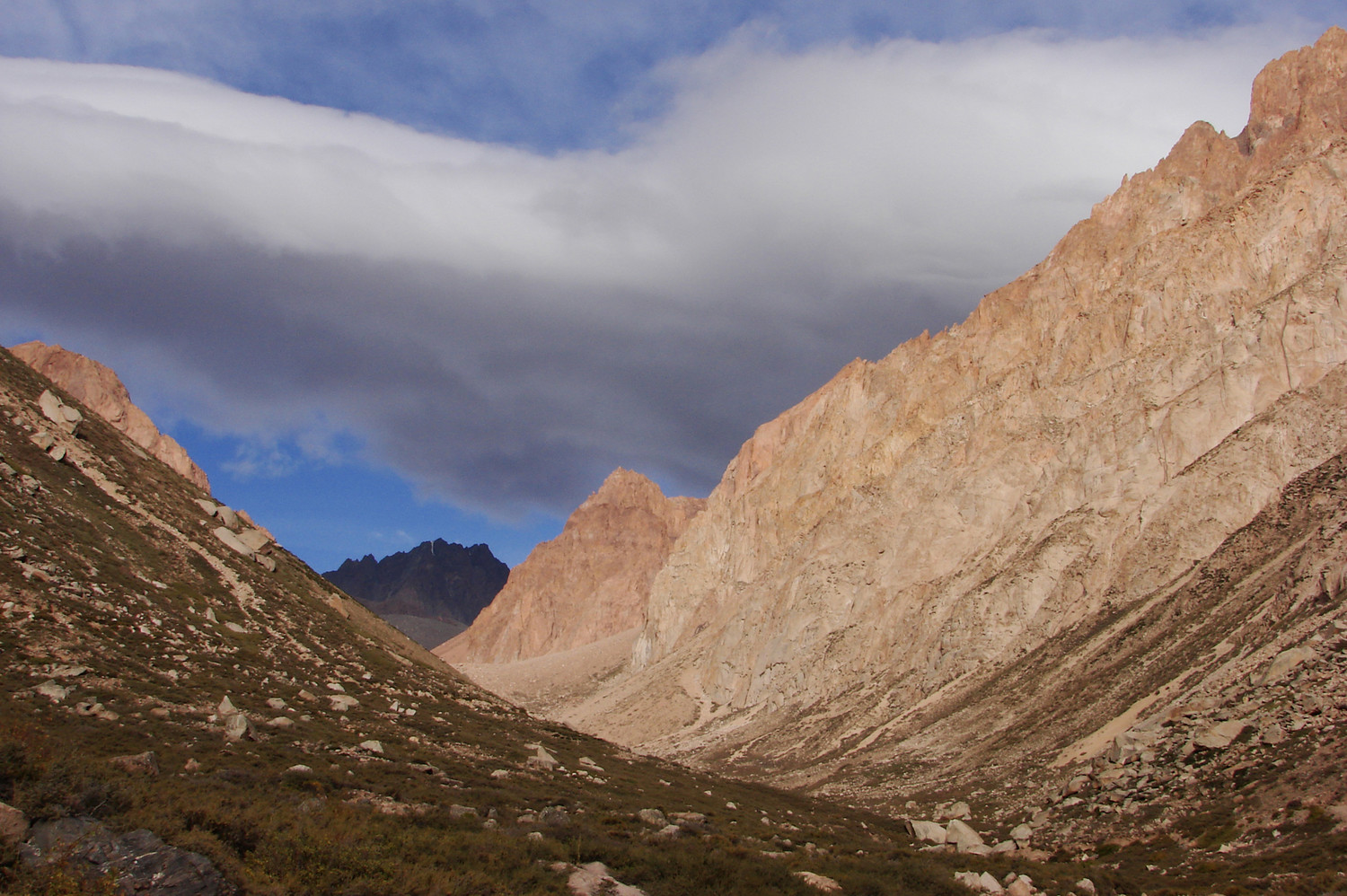 Algunas nubes ya aparecían cuando pasamos el Cajón..