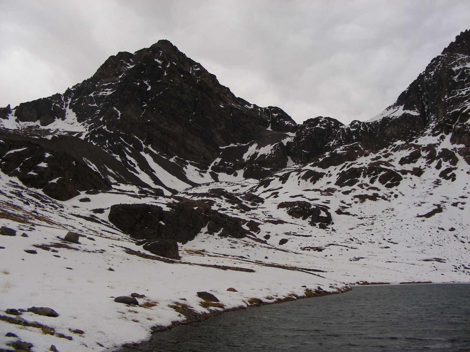 La cumbre S de los Tres Hermanos (cara E) y la Laguna del Potrero Escondido