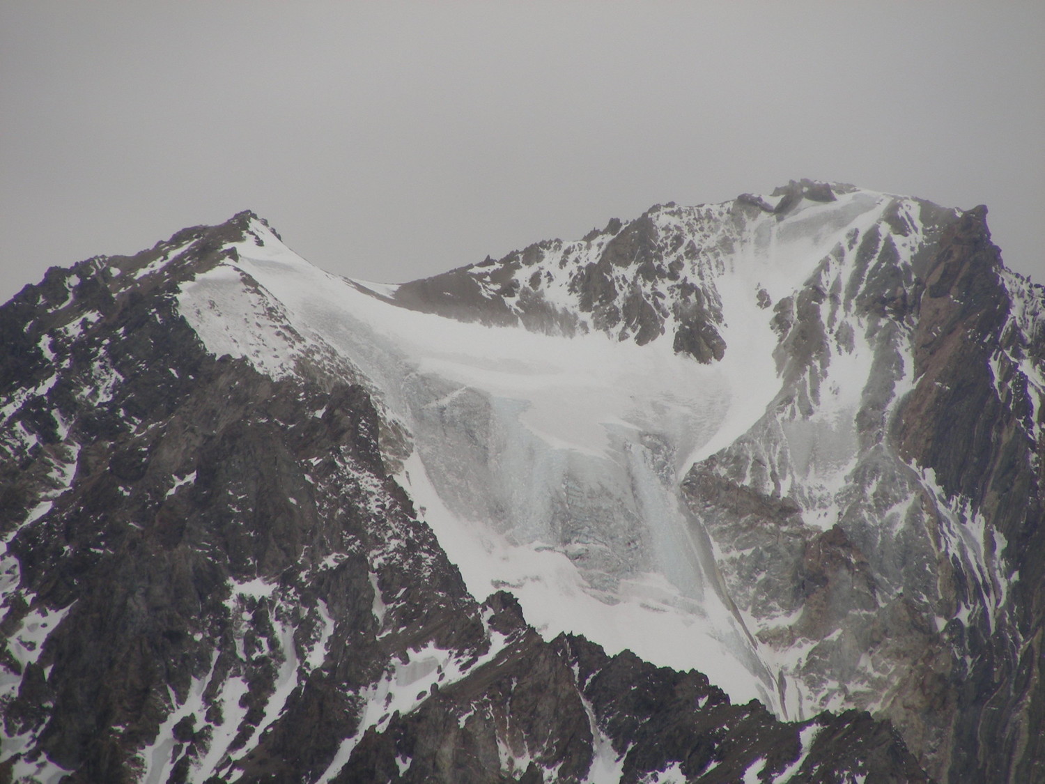 The final slope on the S face of Nevado de Matienzo