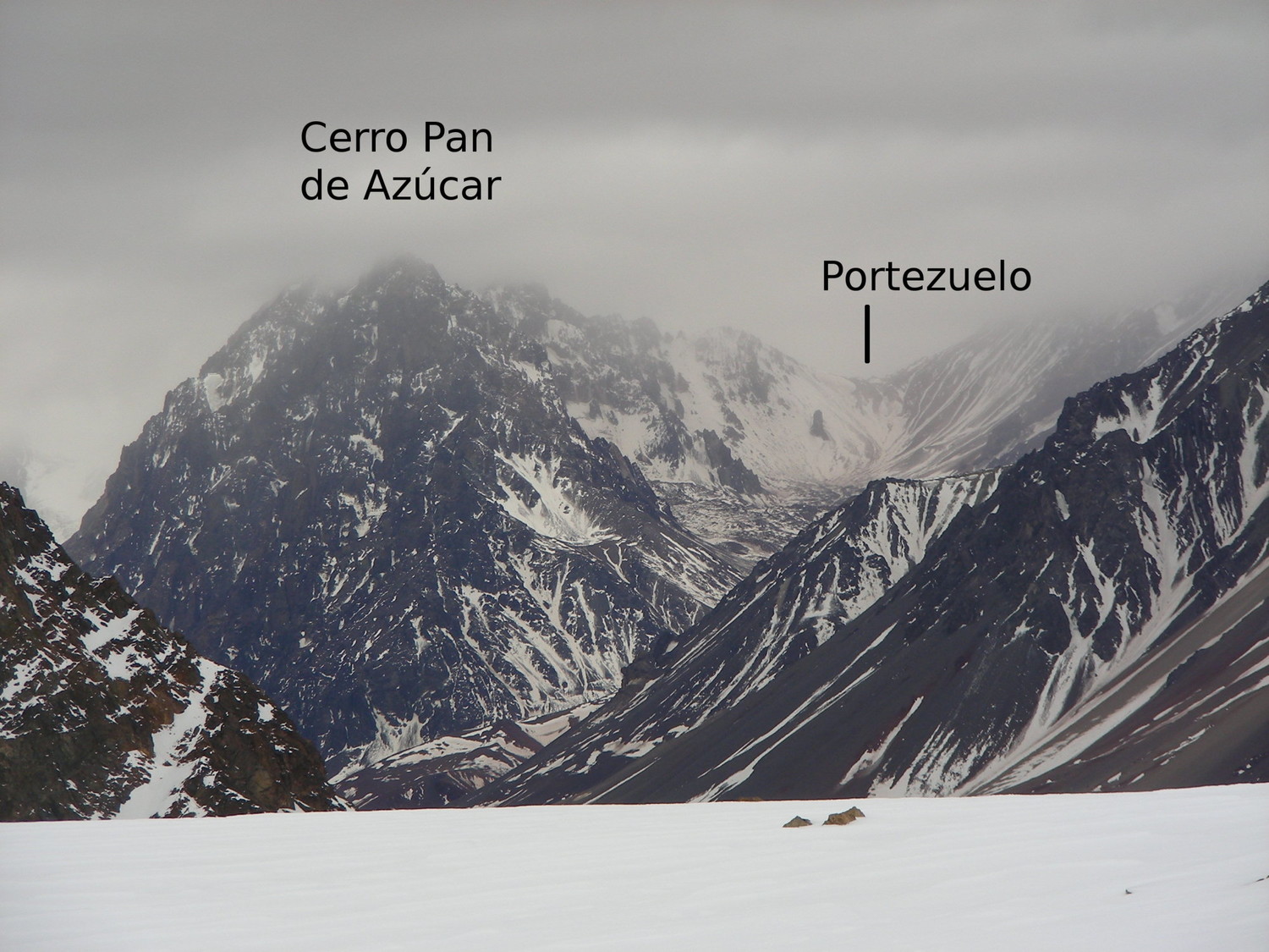 El Cerro Pan de Azúcar y su portezuelo E, vistos desde el SSW