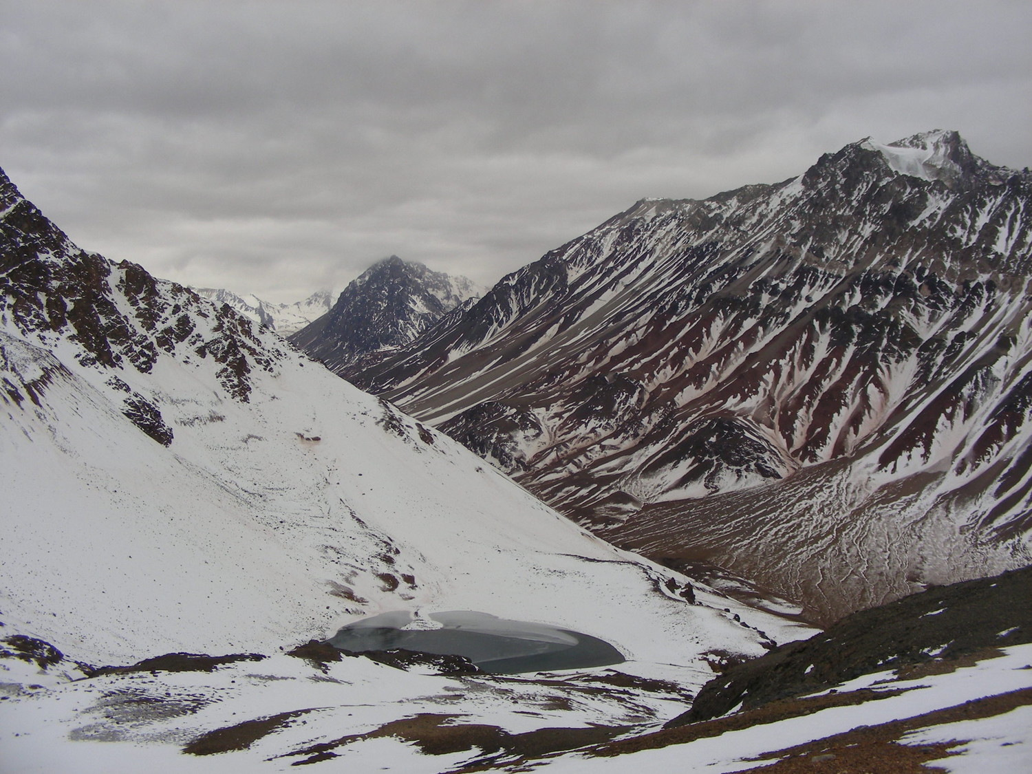 La cara W del Nevado de Matienzo y la Laguna del Potrero Escondido