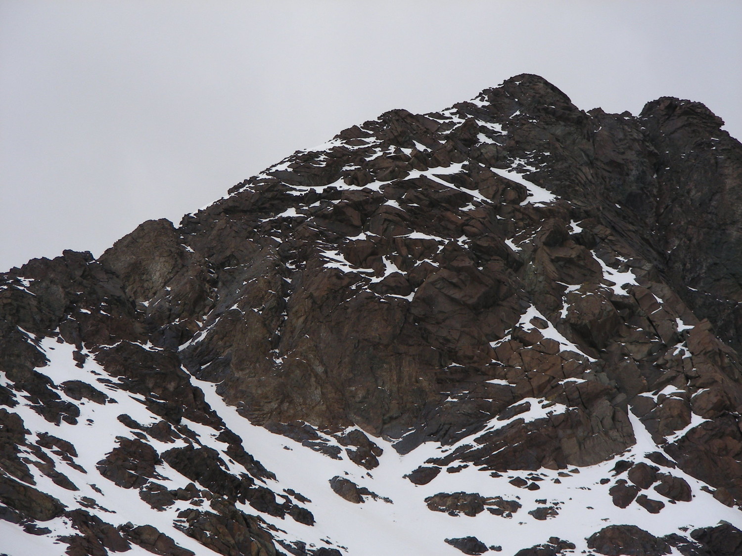 Zoom sur l'arête S du Tres Hermanos Sur