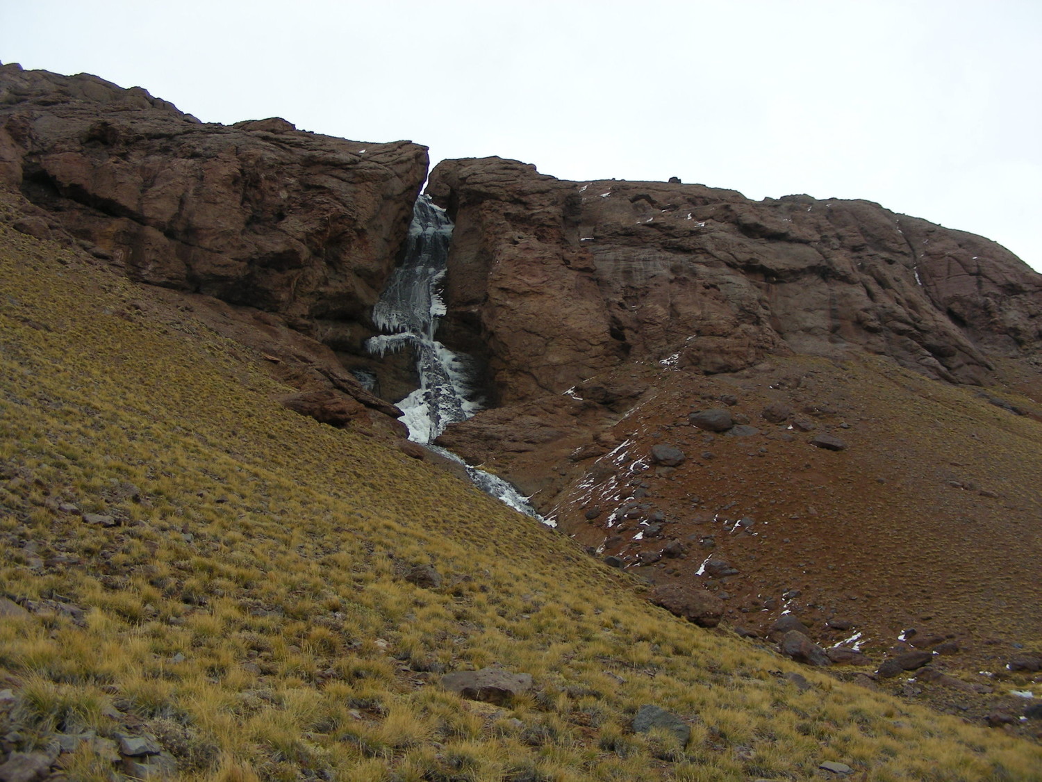 La cascada, en parte congelada...