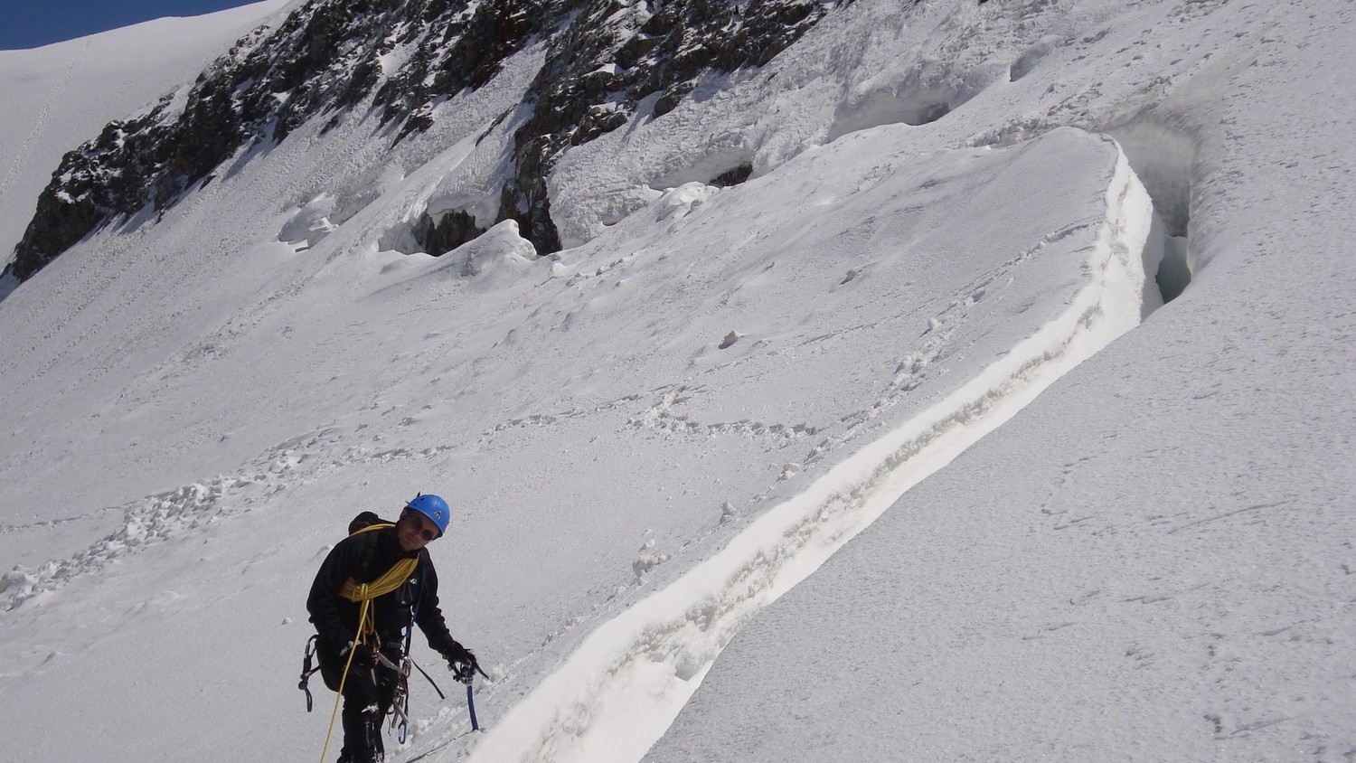 Crevasse defendant l'accès au sommet, sa passe bien à droite
