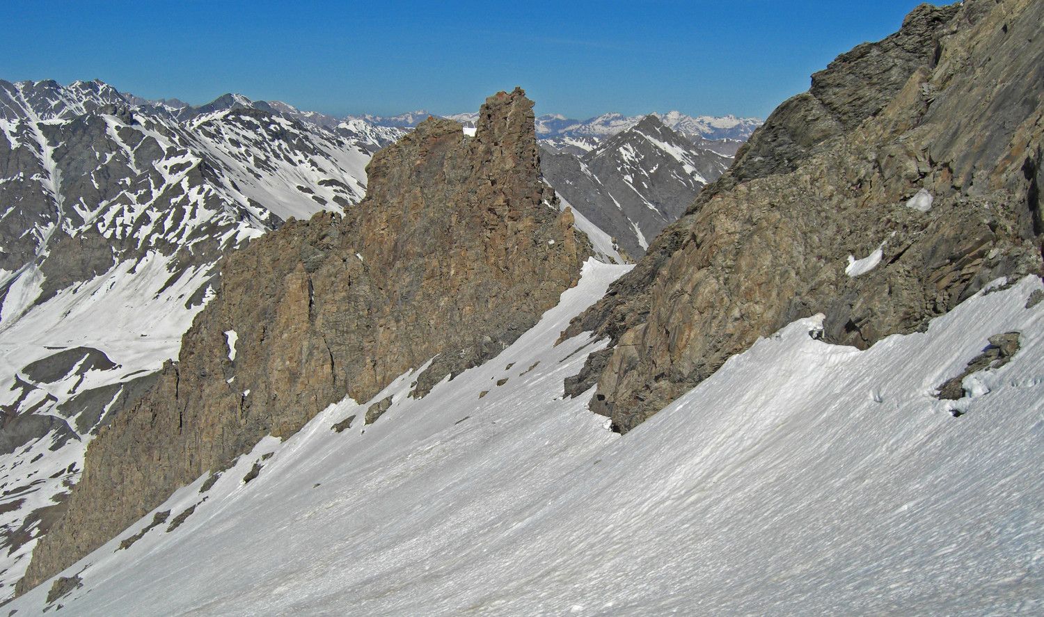 Passage de la Brêche sous le Pic d'Asti pour rejoindre le Col Agnel