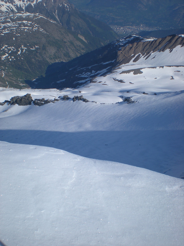 on voit depuis le top les fourmis skieuses qui montent