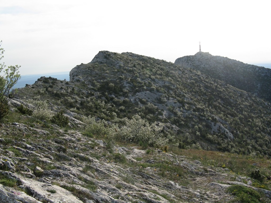 Au sommet c'est beau, vue sur la Croix de Provence.
