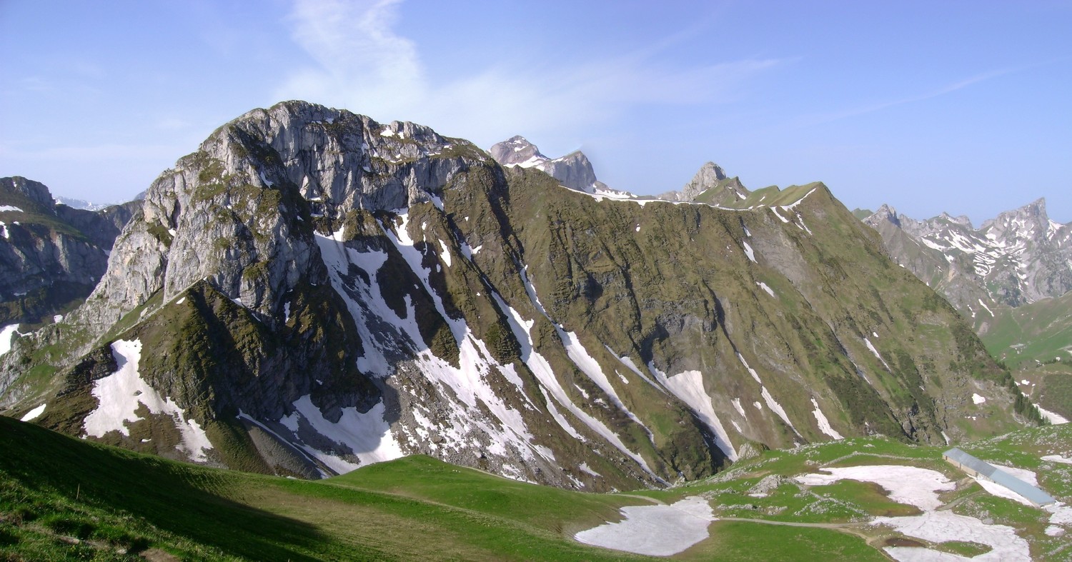 Les Jumelles (à gauche) et le Mont Valeur (à droite) vus du Grammont