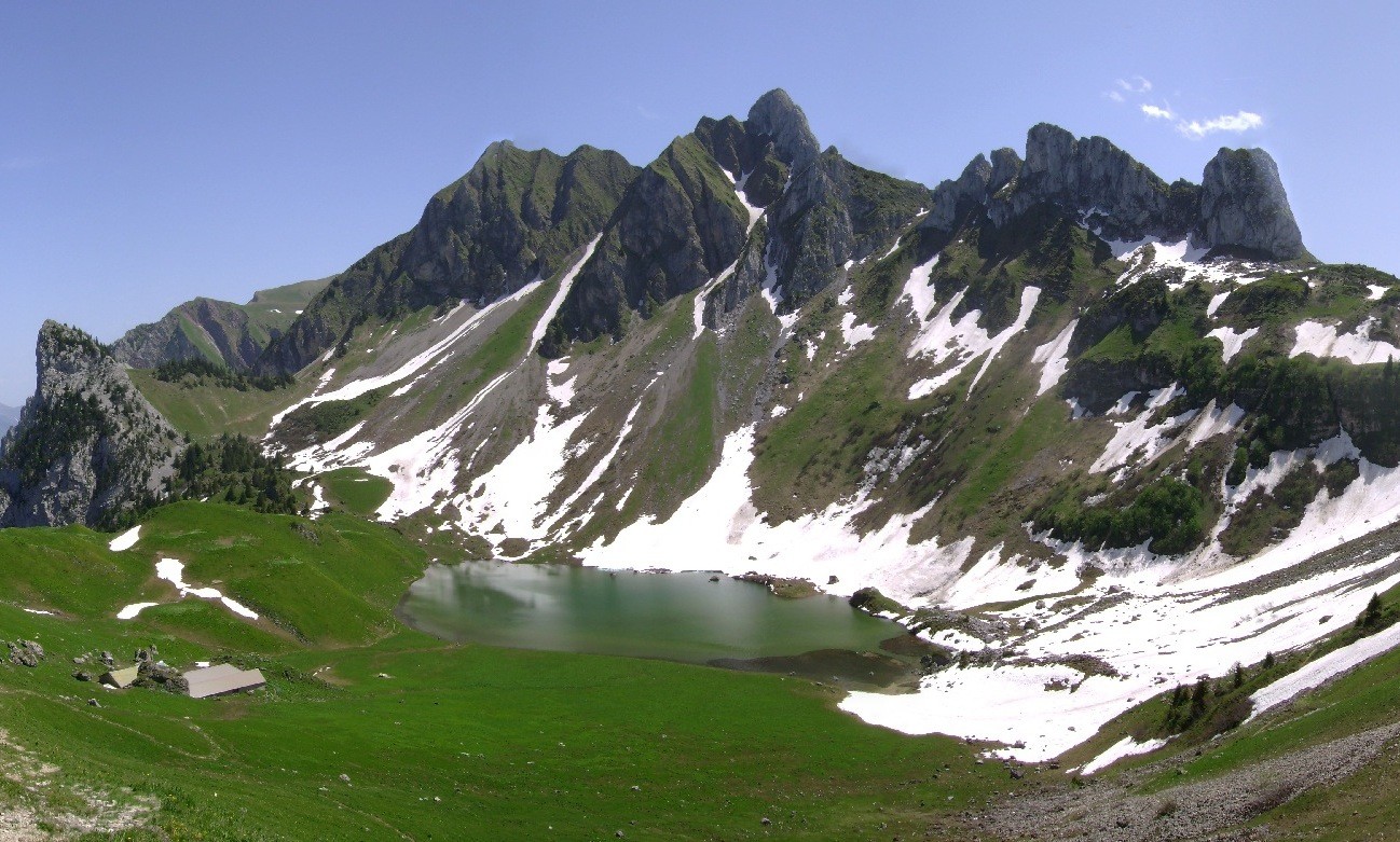 Faces NW du Mont Valeur (à gauche) et Gardy (au centre) et Lac de Lovenex