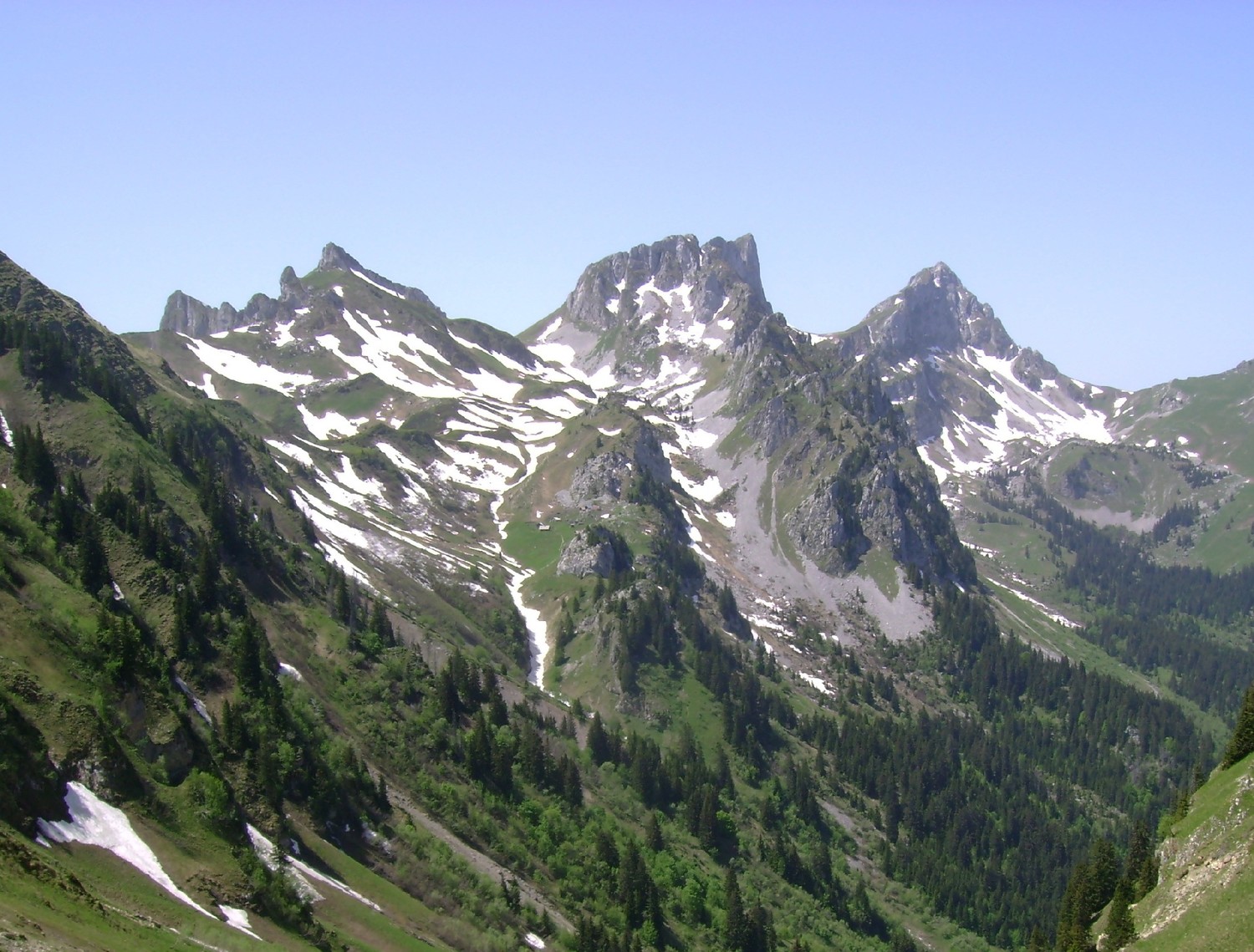 Vue E du Dent (à droite) et du Château (au centre) d'Oche depuis le Col de la Croix