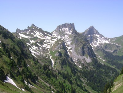 Vue E du Dent (à droite) et du Château (au centre) d'Oche depuis le Col de la Croix Vue E du Dent (à droite) et du Château (au centre) d'Oche depuis le Col de la Croix