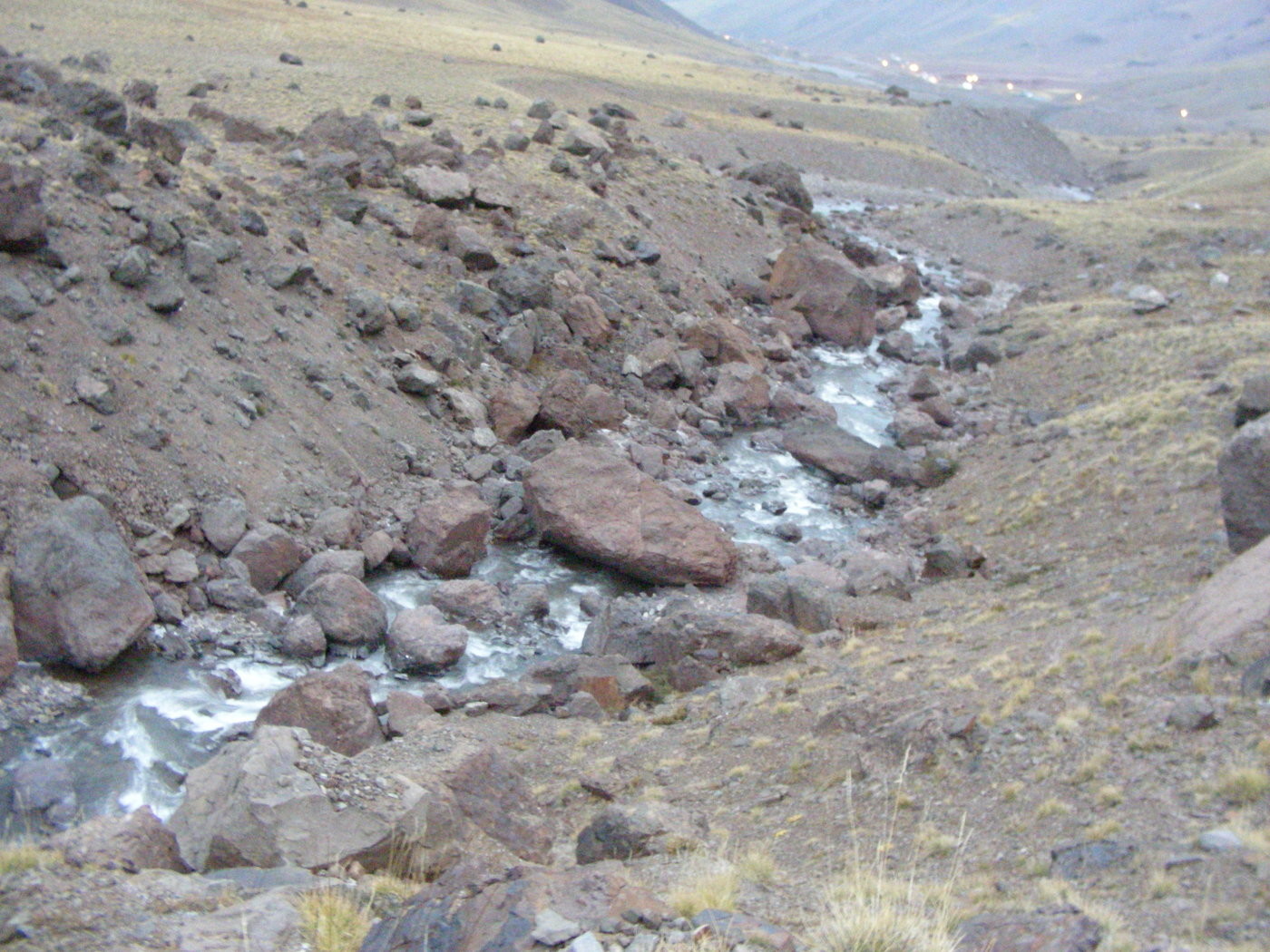La piedra que permite cruzar el río de las cuevas a unos 15min del peaje