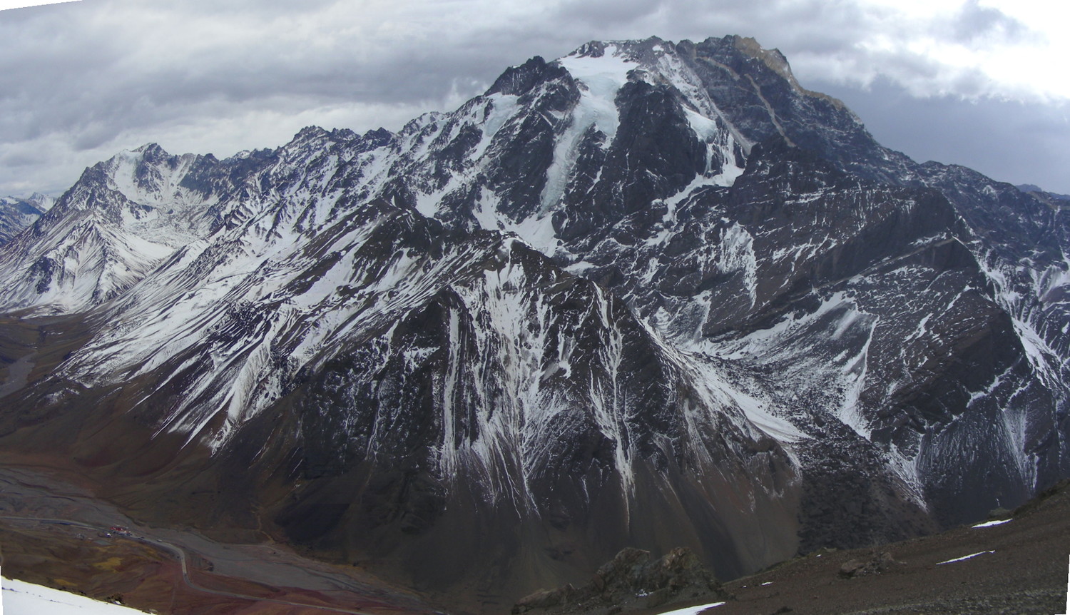El Tolosa visto desde el filo N del Santa Elena (al WSW) en mayo 2009
