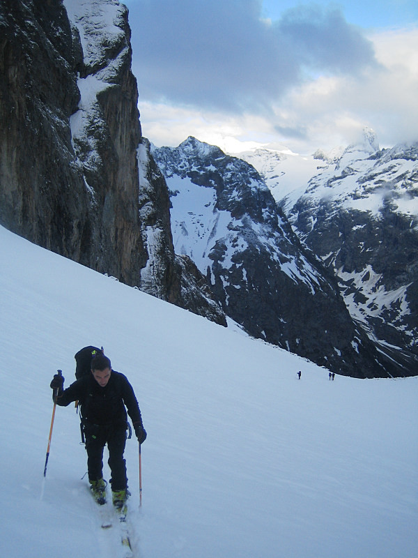 Sur le glacier devant les Rouies rutilant
