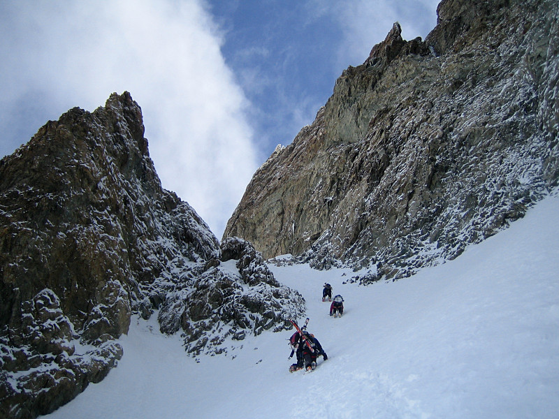 Au dessus de la rimaye, le premier couloir en vue