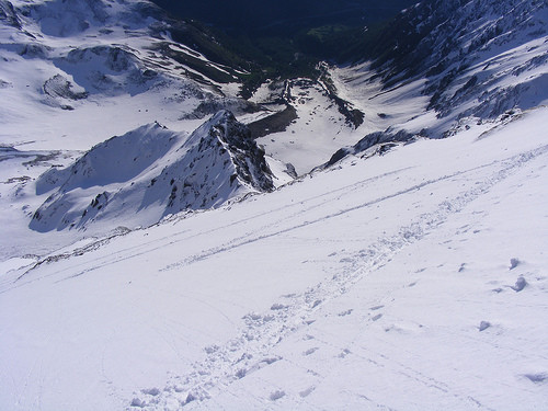 Traccia di salita, con il bivacco in basso a dx.